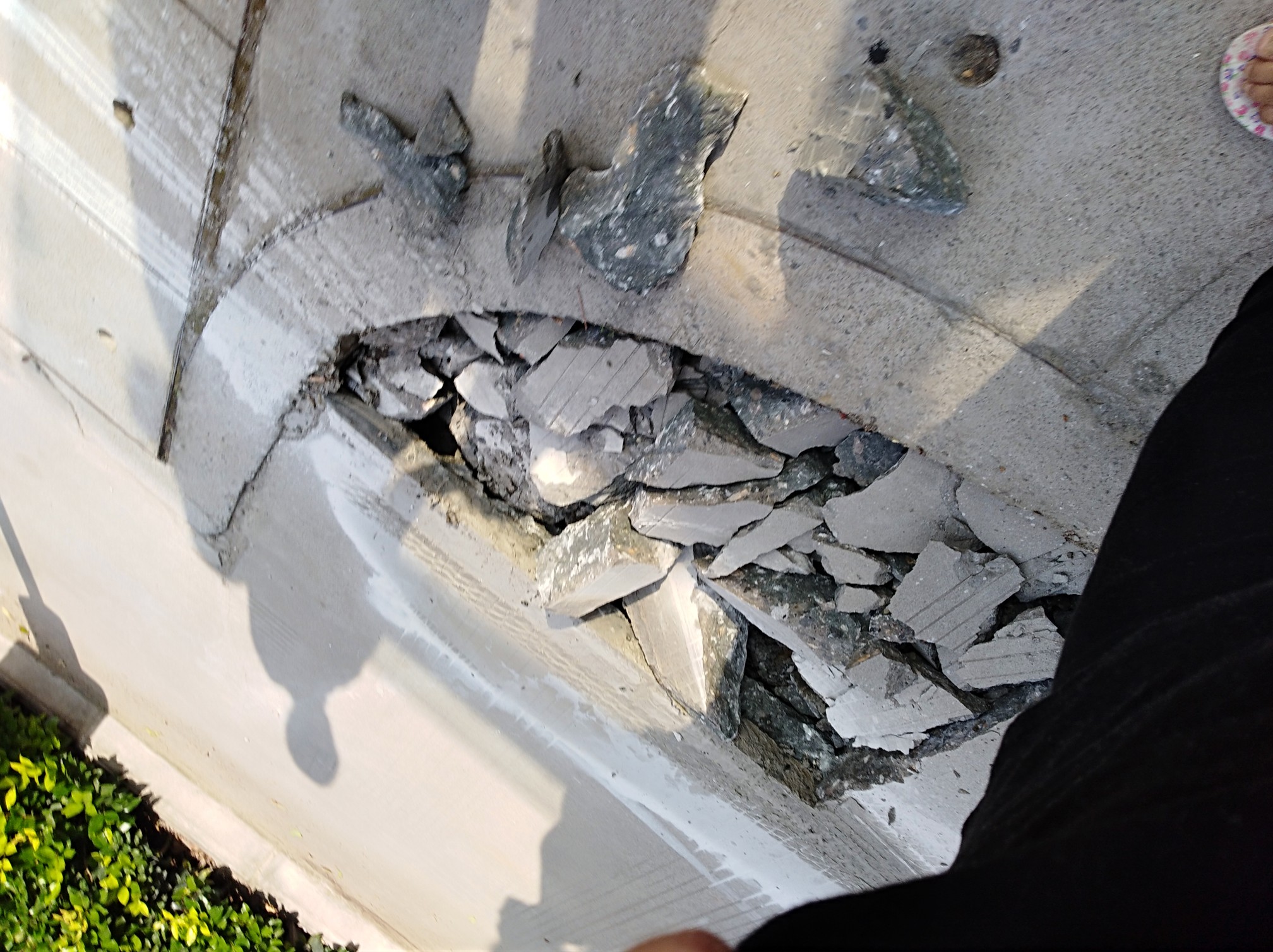 大泗文昌花苑不但房屋质量差,连路质量也差