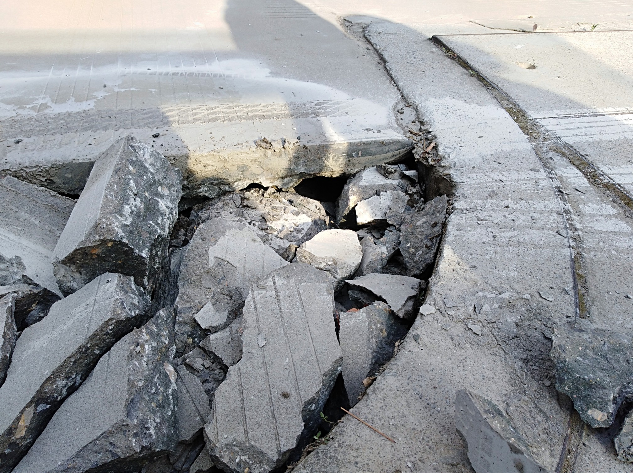 大泗文昌花苑不但房屋质量差,连路质量也差