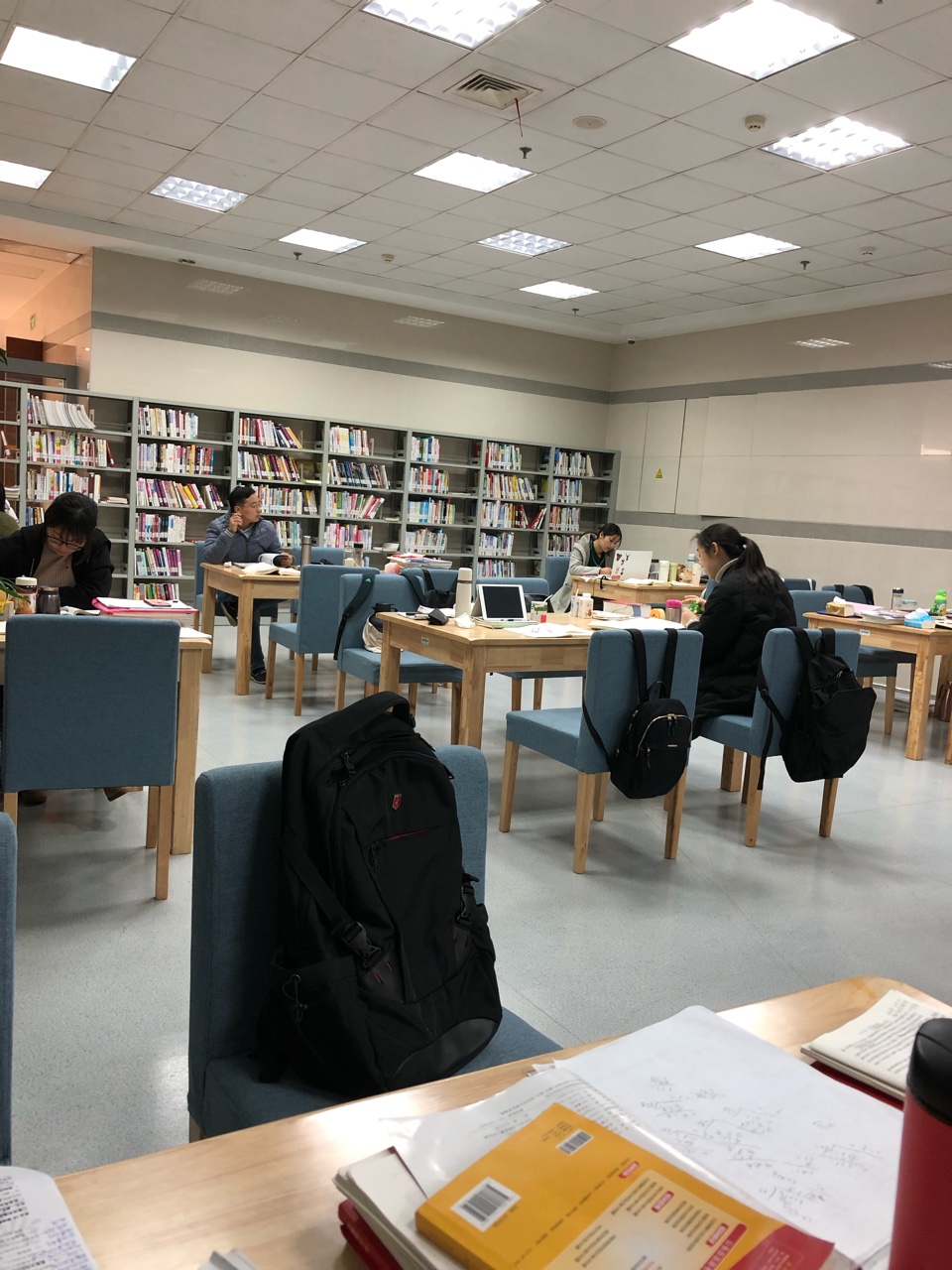 泰州市图书馆看书只能靠占座了么