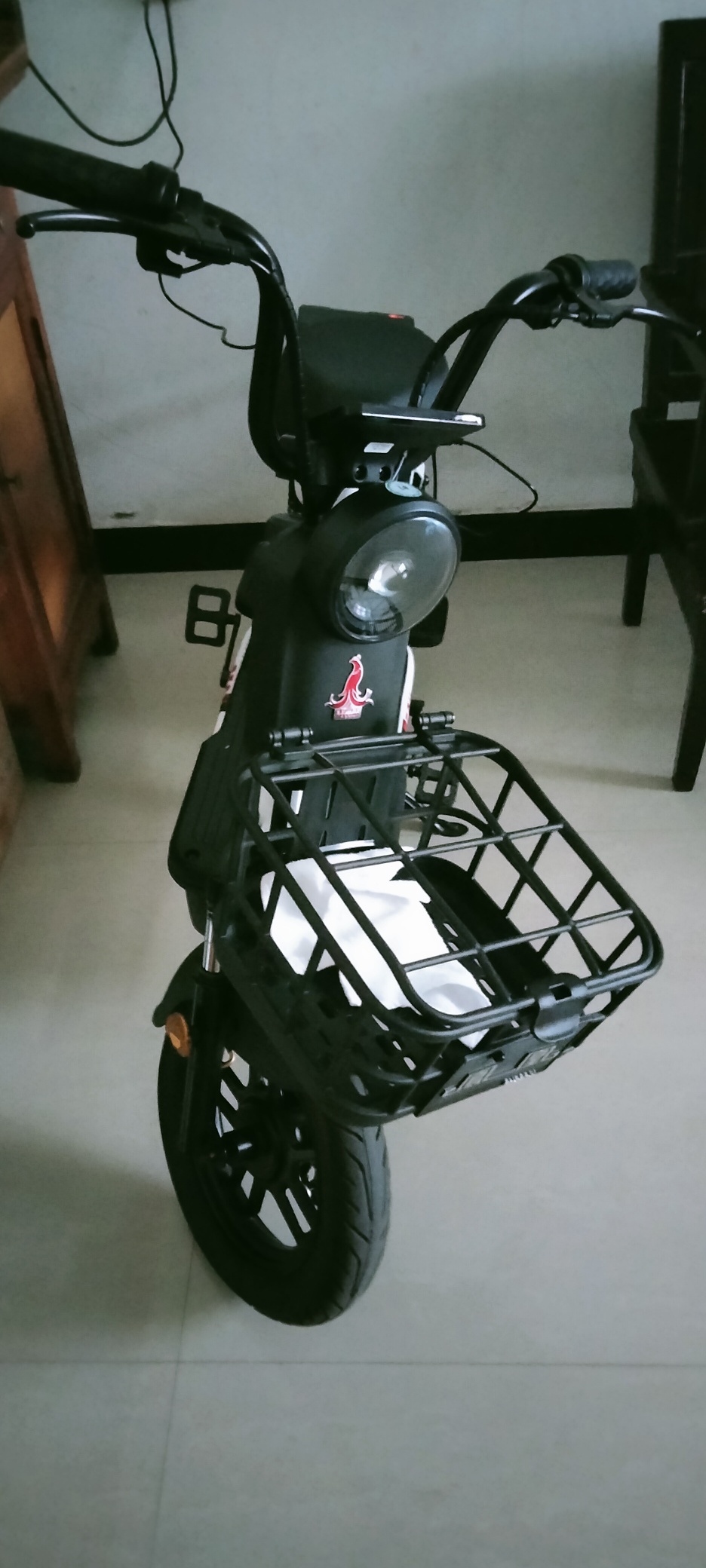 【代步工具】凤凰牌电动车48V20的电瓶，充一次电能跑60公里，刚买一个星期手续齐全。